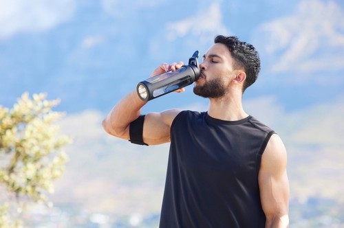 Idratazione e nutrienti: consigli pratici per un intestino in equilibrio